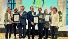 Die Präsidenten der drei Erlanger Rotary Clubs übergaben die Urkunden an Vertreter*innen der preisgekrönten Schulen