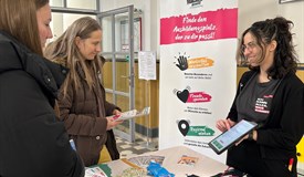 Beratung am Stand „Das Handwerk“ über die Vielfalt der Ausbildungsberufe 