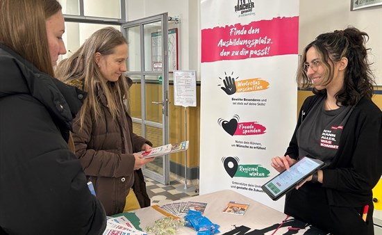 Beratung am Stand „Das Handwerk“ über die Vielfalt der Ausbildungsberufe 